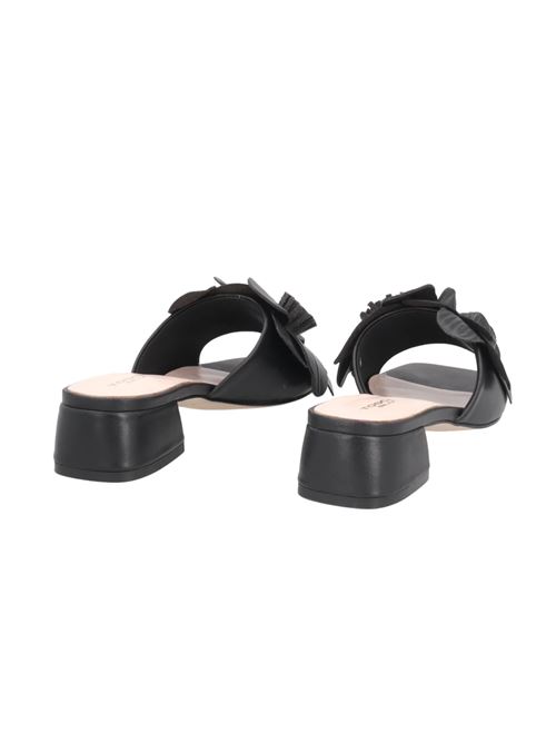 Sandalo Paloma in pelle con fiore Tosca Blu TOSCA BLU | SS2532S322-C99